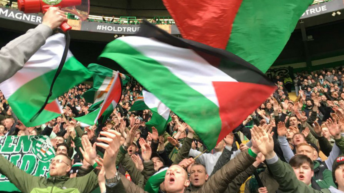 Pendukung Klub Celtic FC Kibarkan Bendera Palestina Di Pertandingan Liga Champion